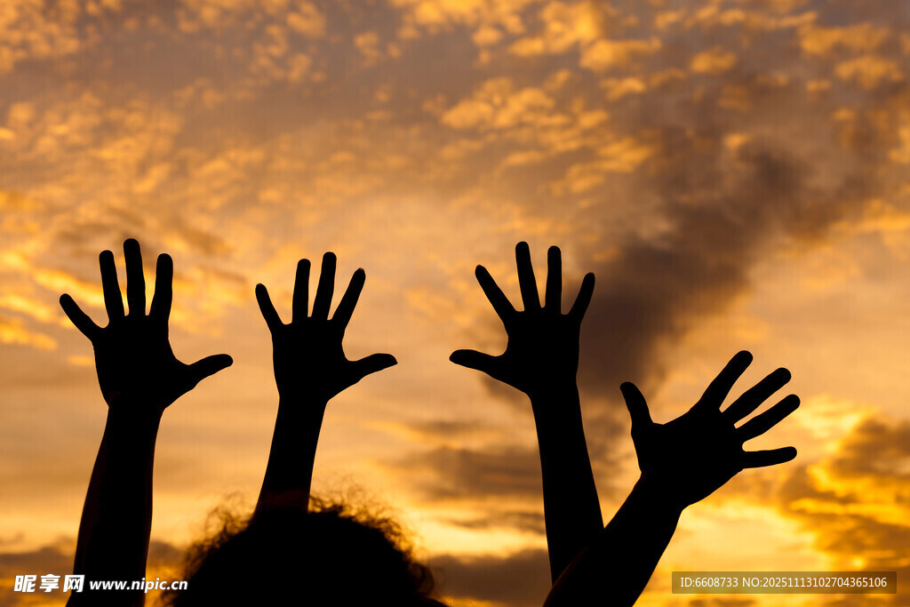 夕阳下的举手剪影