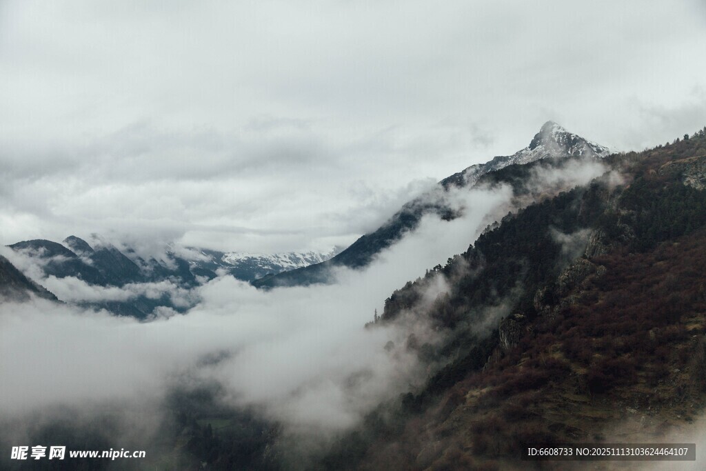 云雾缭绕的巍峨高山