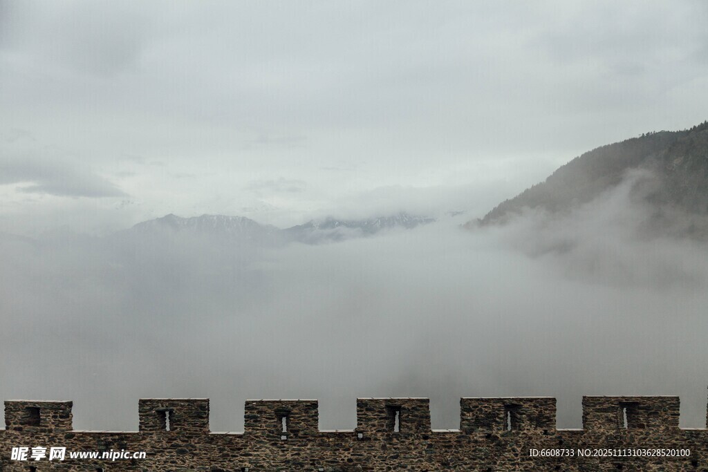 云雾缭绕中的古老城墙