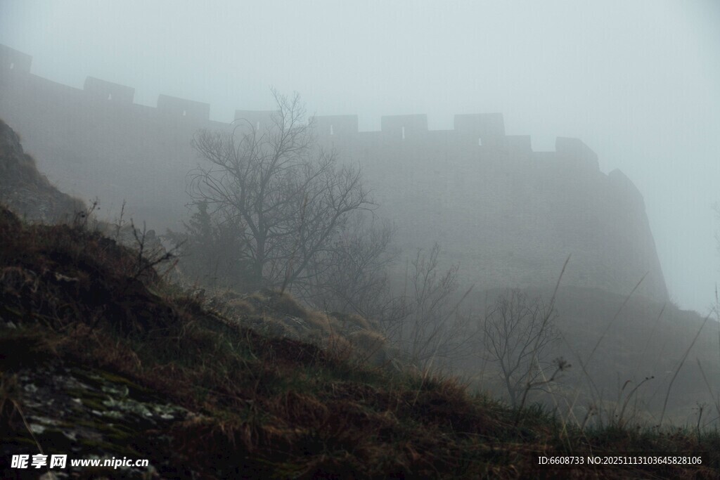 雾中朦胧山峦景观