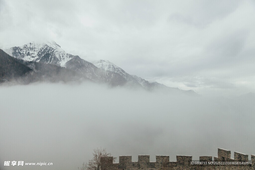 云雾缭绕中的巍峨雪山城堡