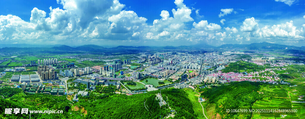 俯瞰城市与绿野美景