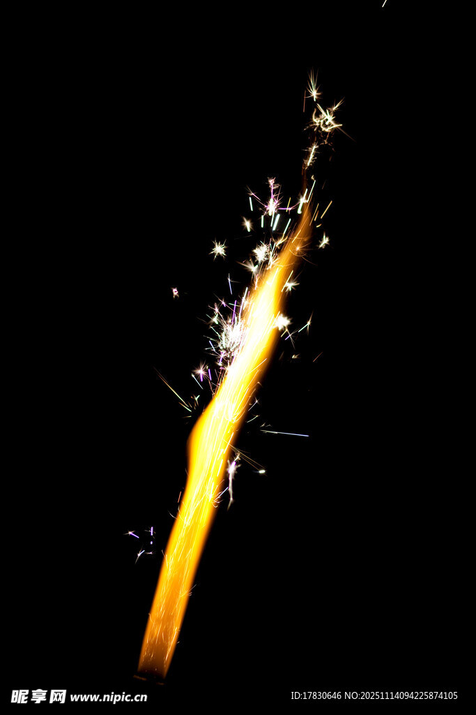 闪耀烟花棒点亮黑夜瞬间