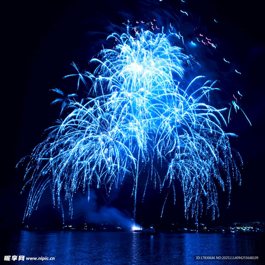 夜空中绽放的蓝色绚烂烟花