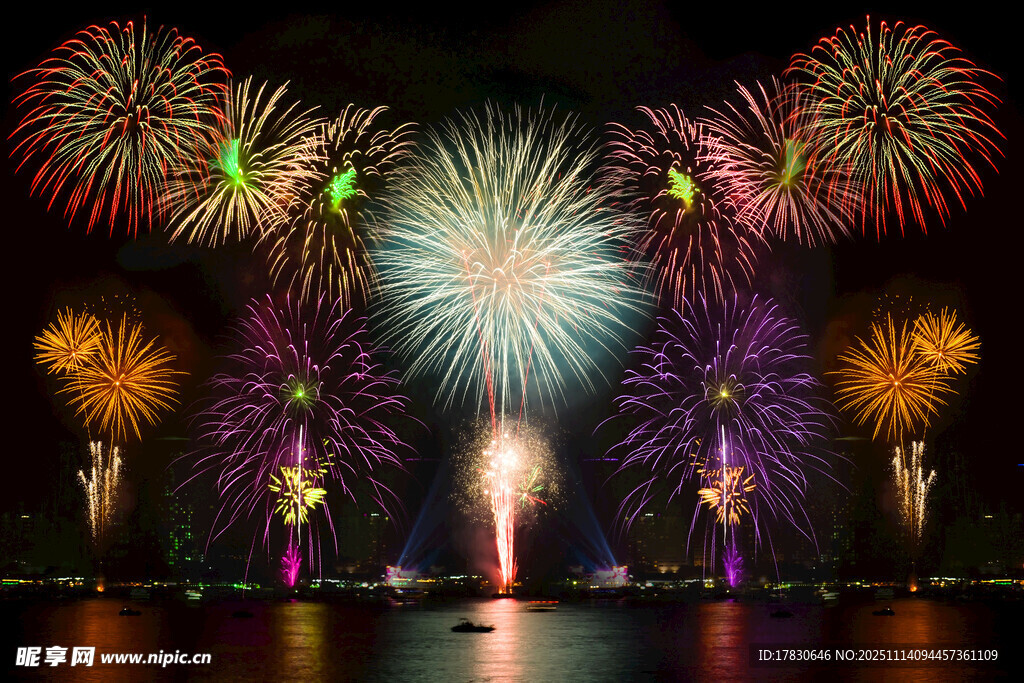 夜空中绚烂的多彩烟花秀