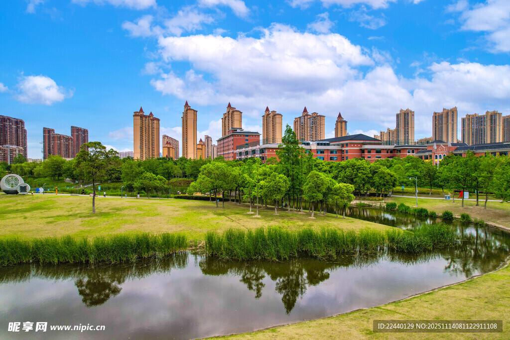 城市湖畔的美丽建筑景观