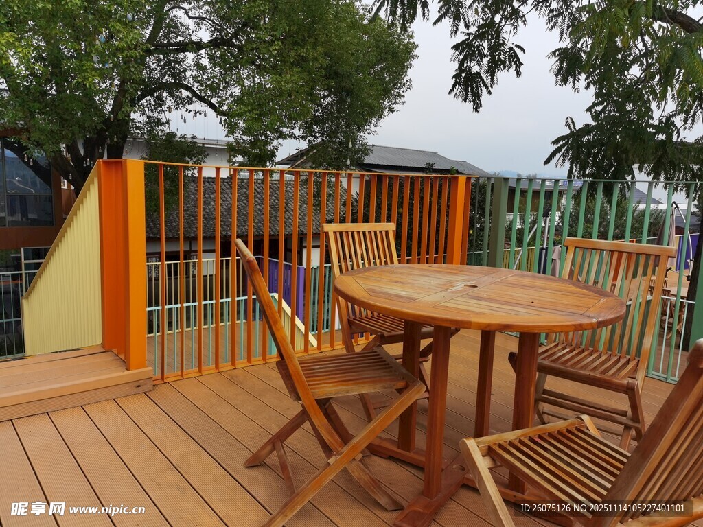 户外木质露台桌椅景观