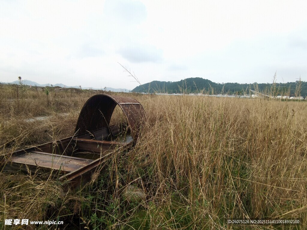 田野中的老旧废弃船只