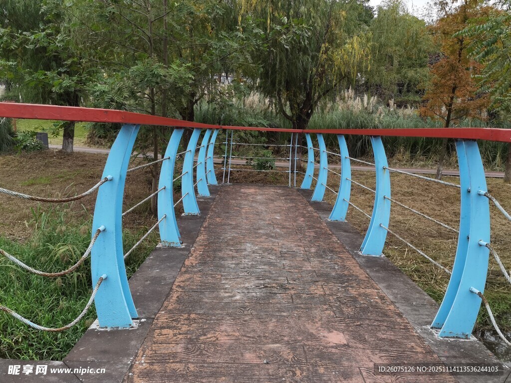 蓝色栏杆的林间小径