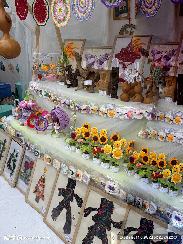 手工艺品展示的多彩摊位