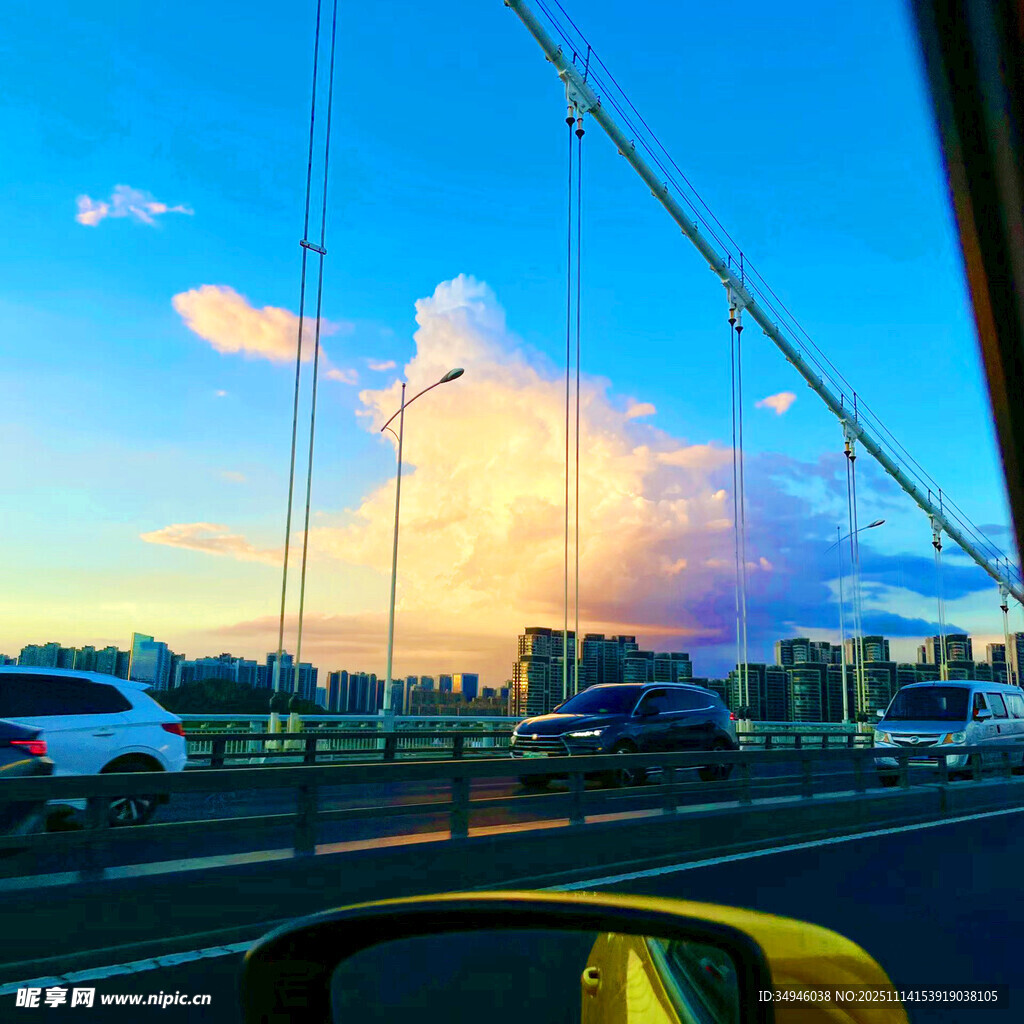 车内视角看夕阳下的桥梁