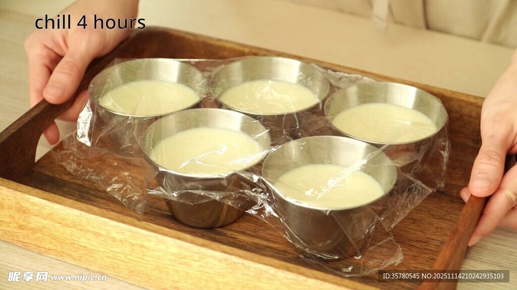 木质托盘上的精美玻璃茶具