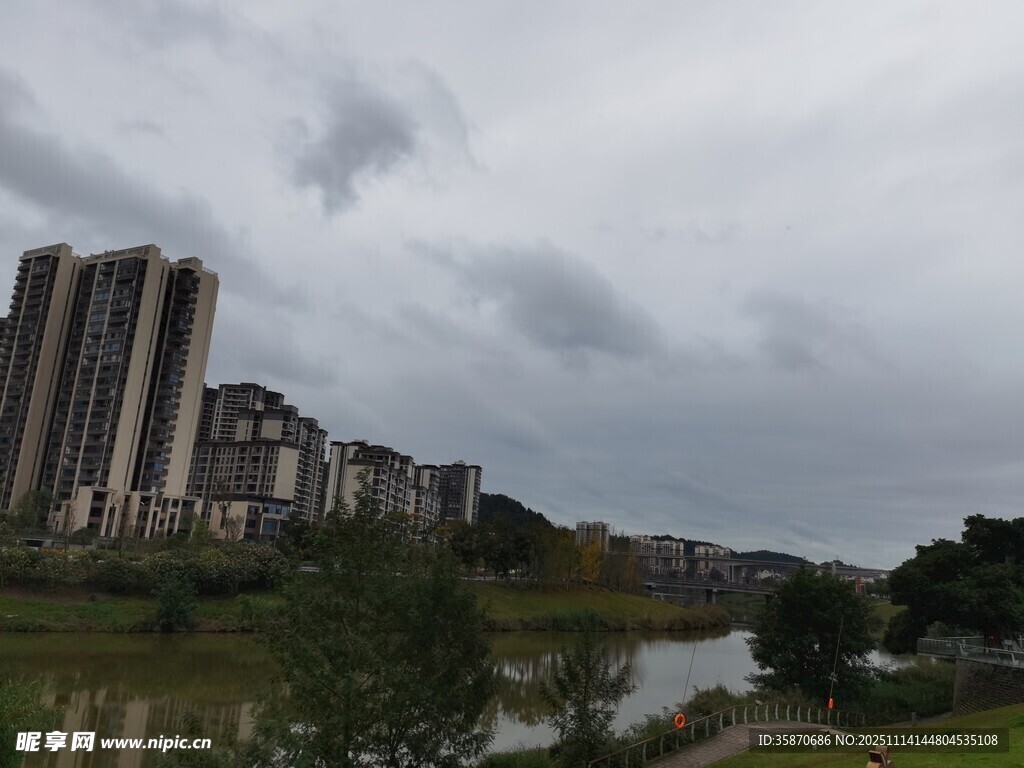 阴天城市河畔建筑群景观