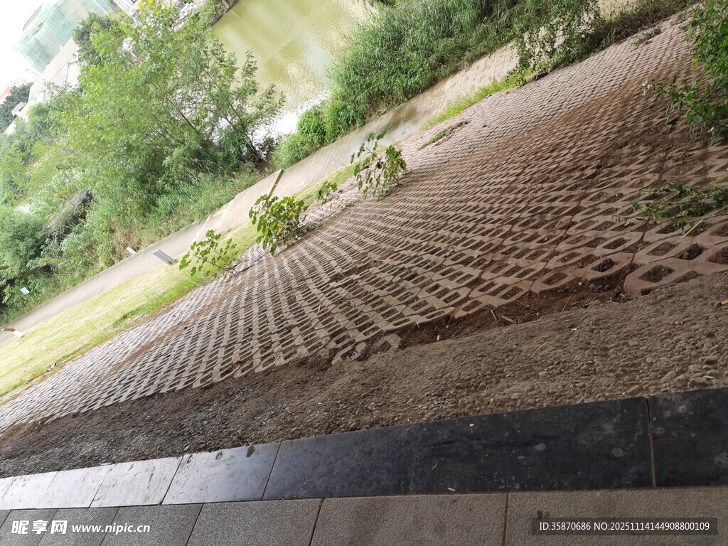 户外铺设的透水砖景观