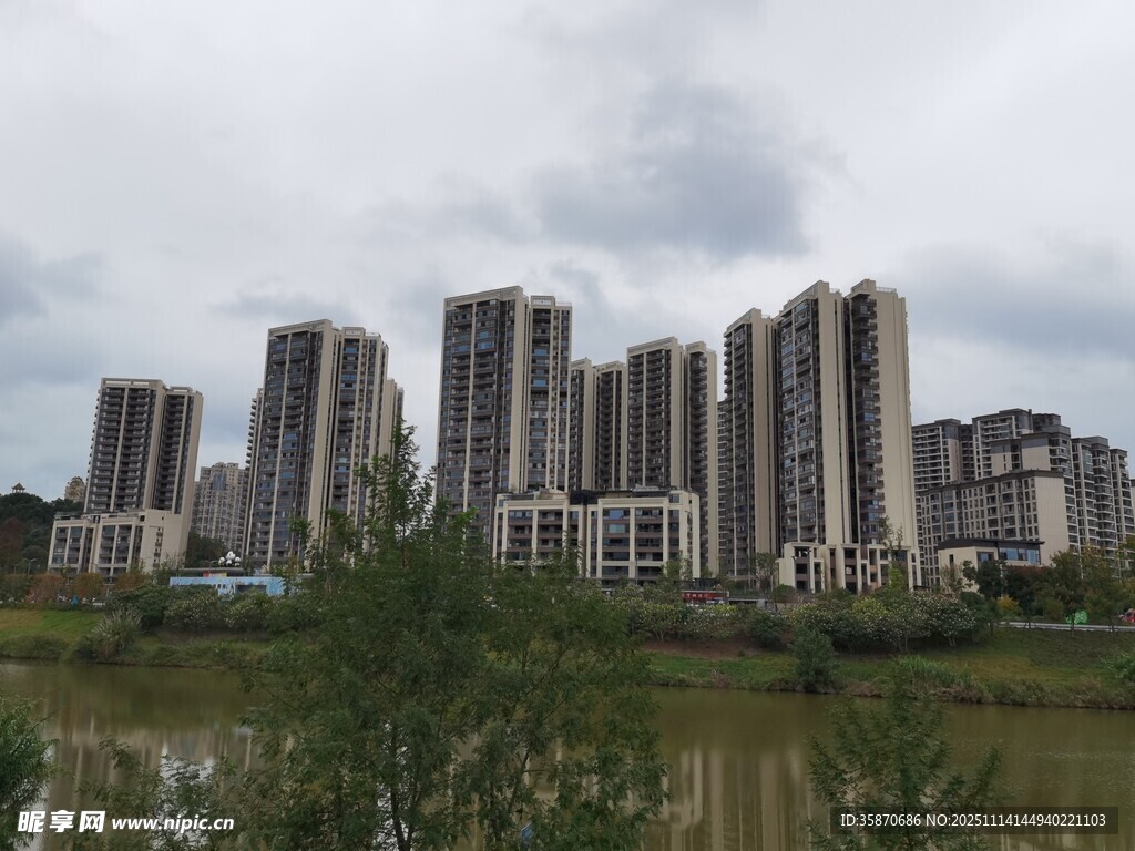 河畔高楼林立的城市景观