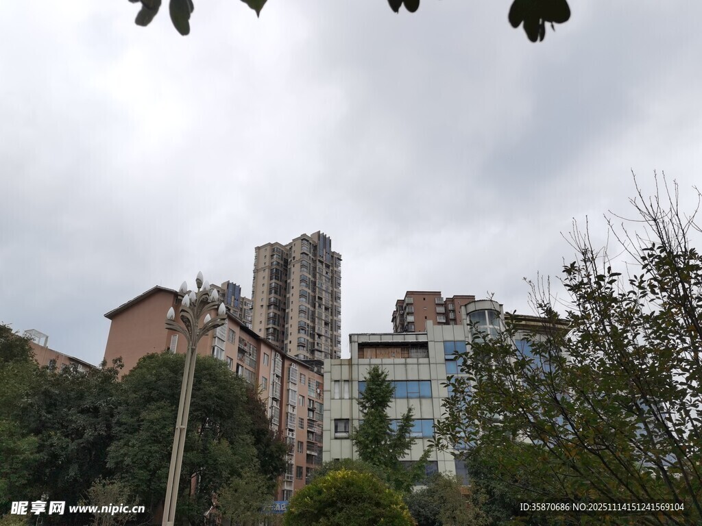 城市中错落的居民楼景观