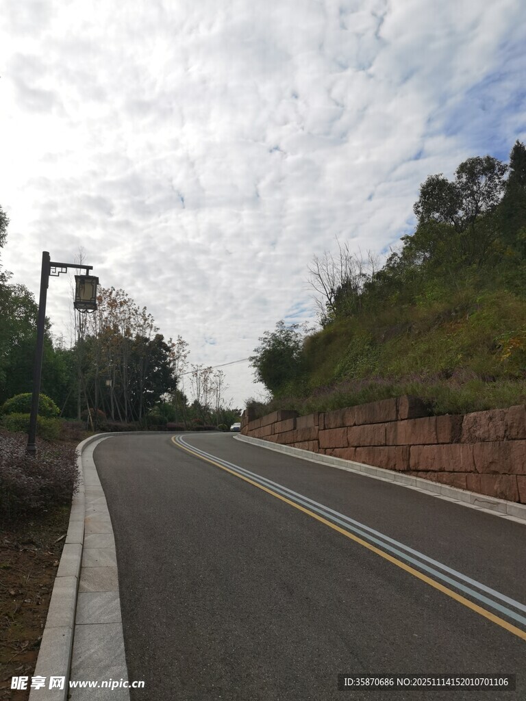 蜿蜒山间公路风景
