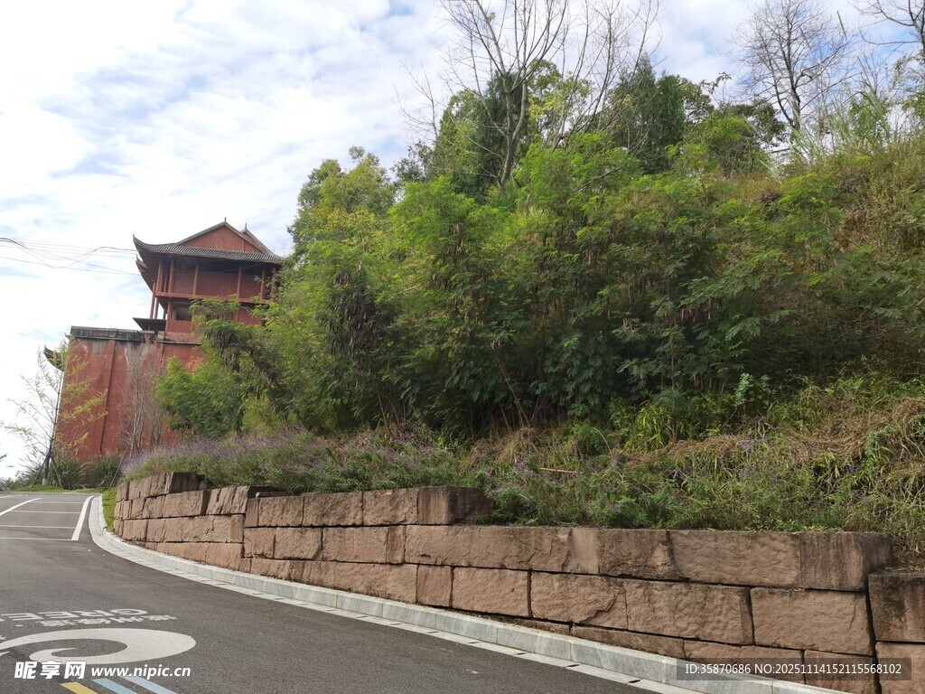 古建旁的蜿蜒道路