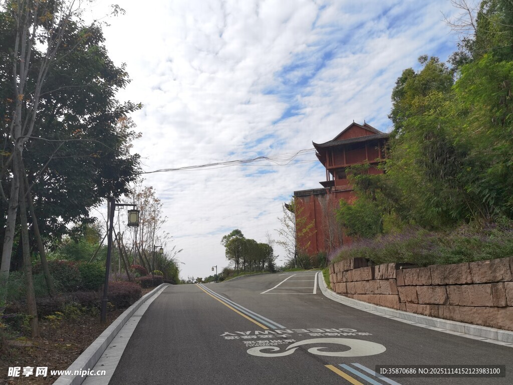 山间公路旁的中式建筑