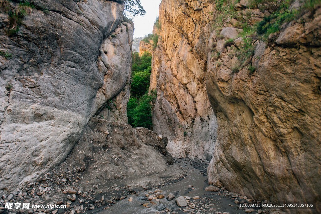 狭窄山间石径的自然景致