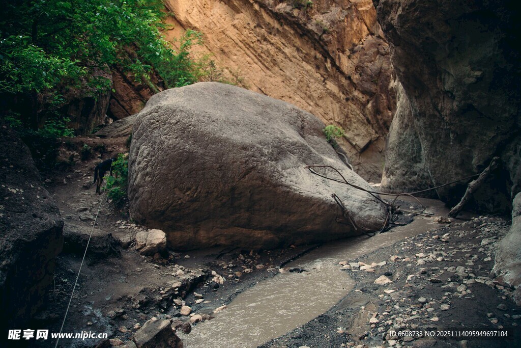 山间狭缝中的巨石