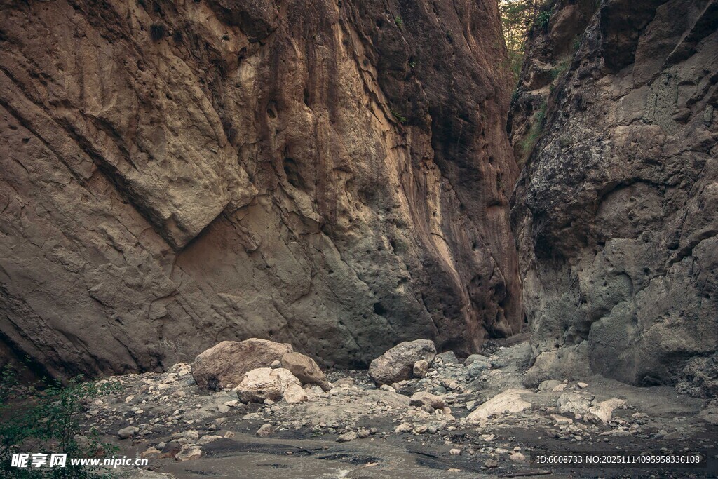 峡谷中的岩石与碎石景观