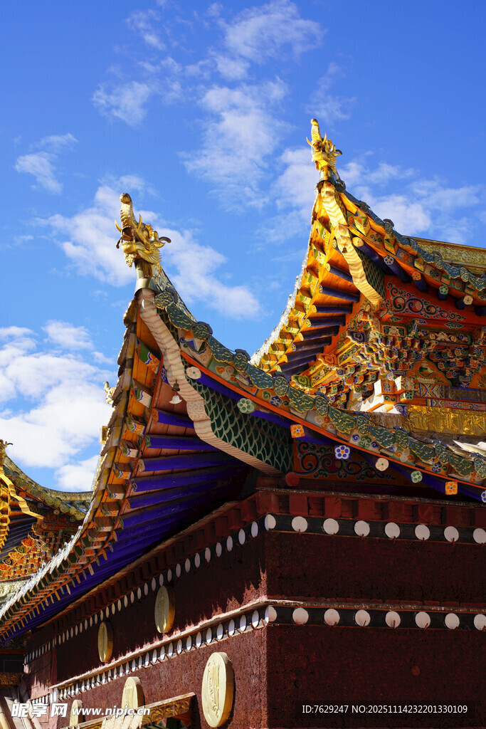 藏式古建筑屋顶精美绚丽
