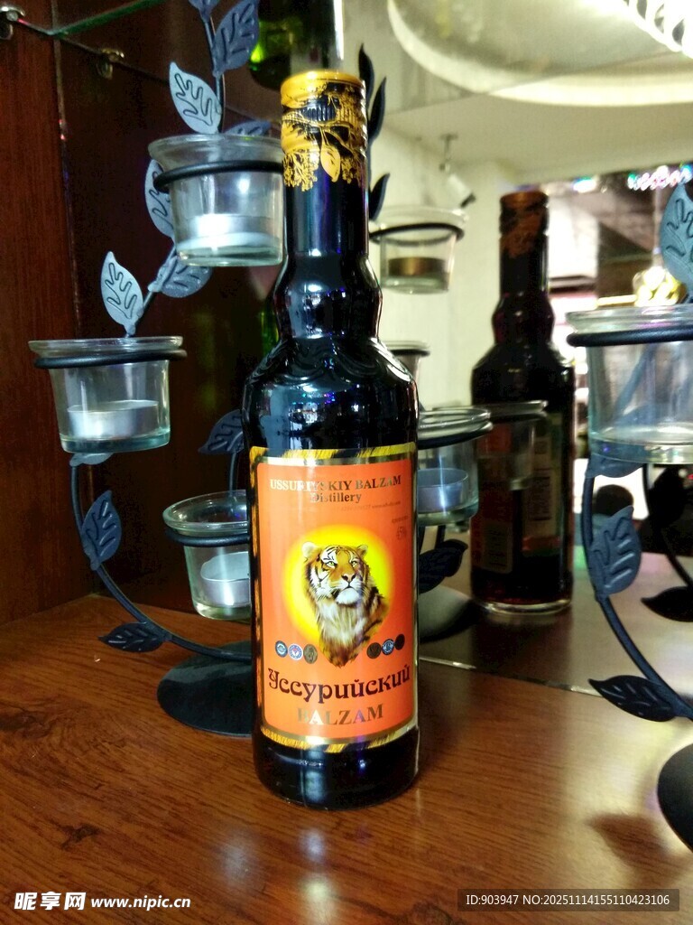 桌上独特包装的深色酒瓶