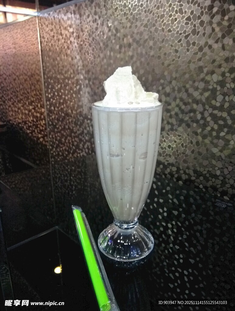 高脚杯中的奶油饮品