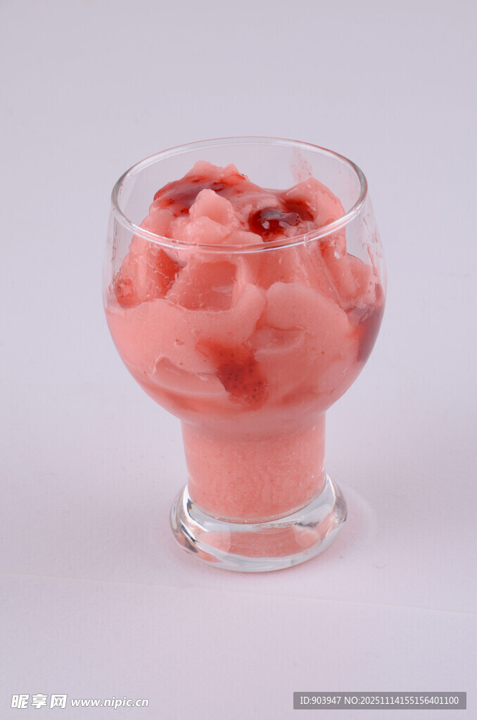 粉色草莓冰沙玻璃杯装