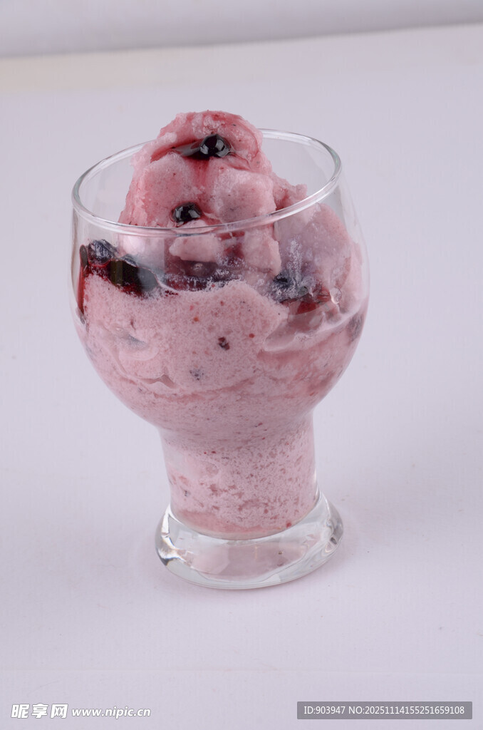 美味蓝莓冰淇淋