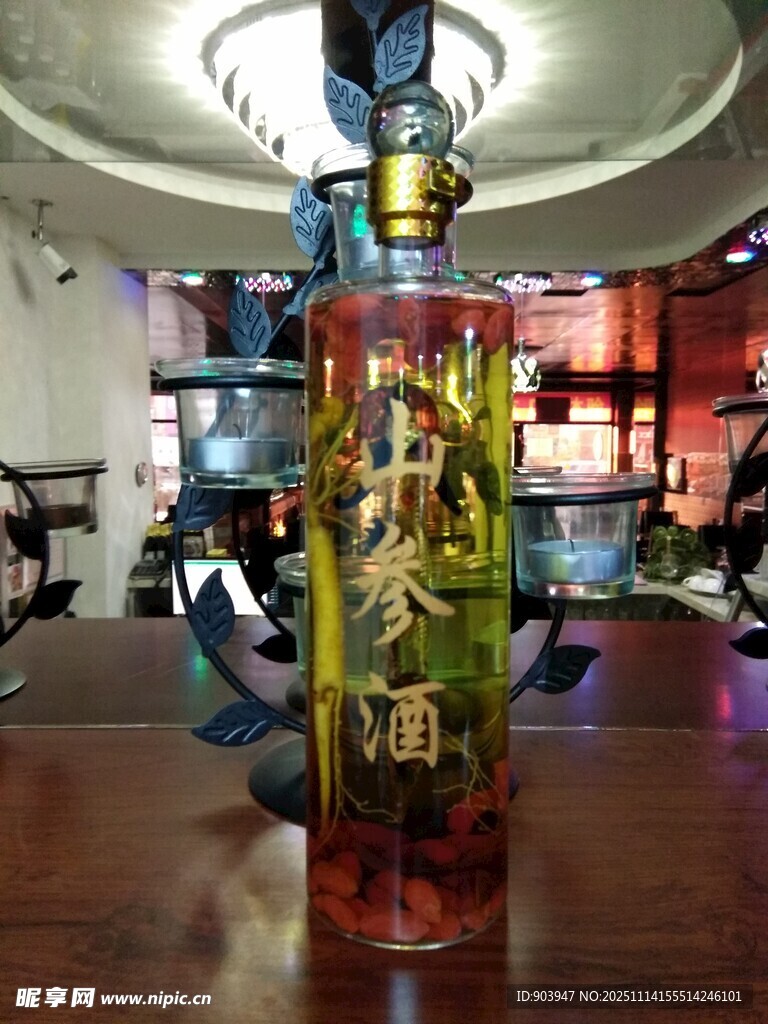 室内绿植装饰的复古玻璃瓶