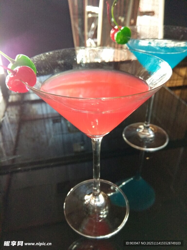 色彩缤纷的美味鸡尾酒