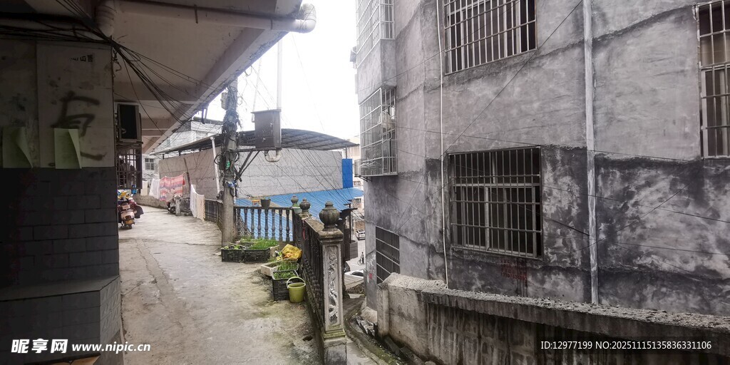 老旧小巷景象