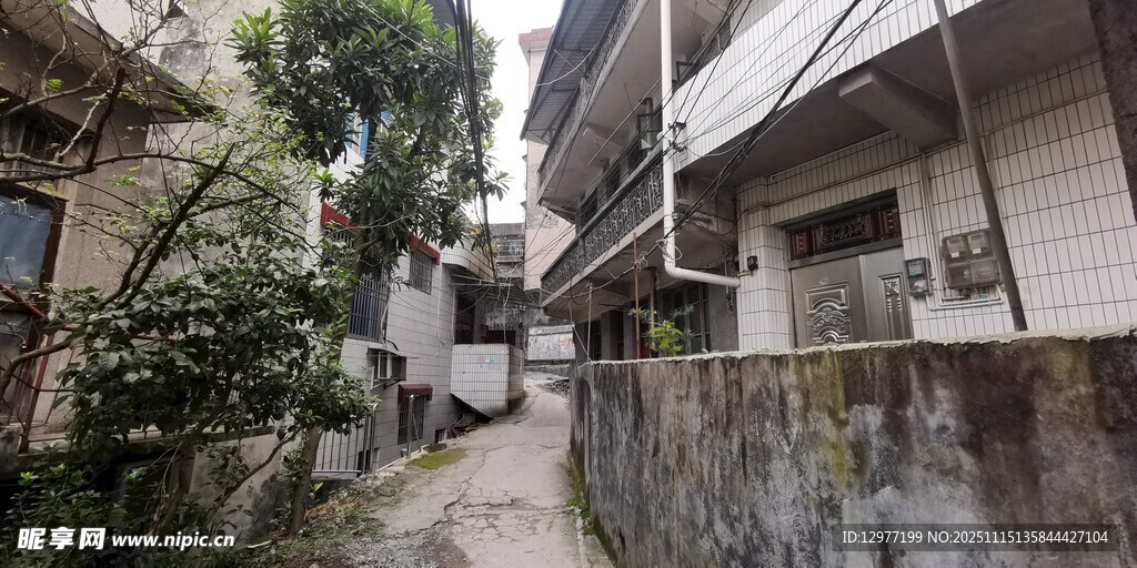 狭窄小巷中的老旧居民楼