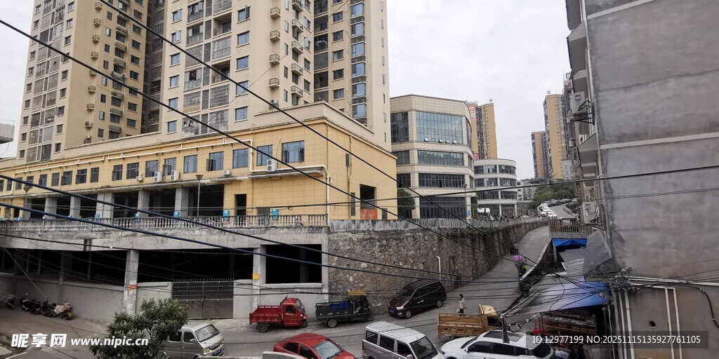 城市街景中的建筑与车辆