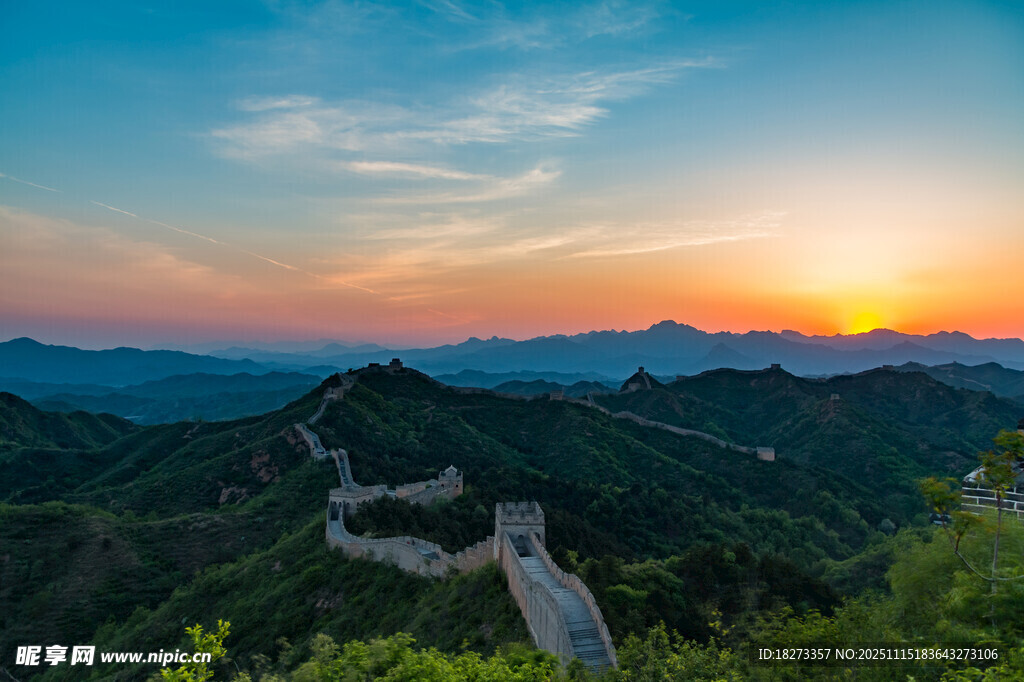 夕阳下的壮美长城景观