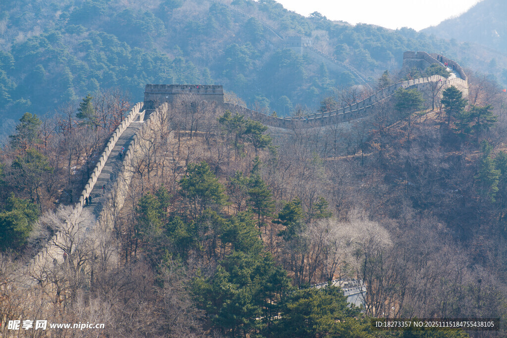 壮丽长城蜿蜒于山峦之间