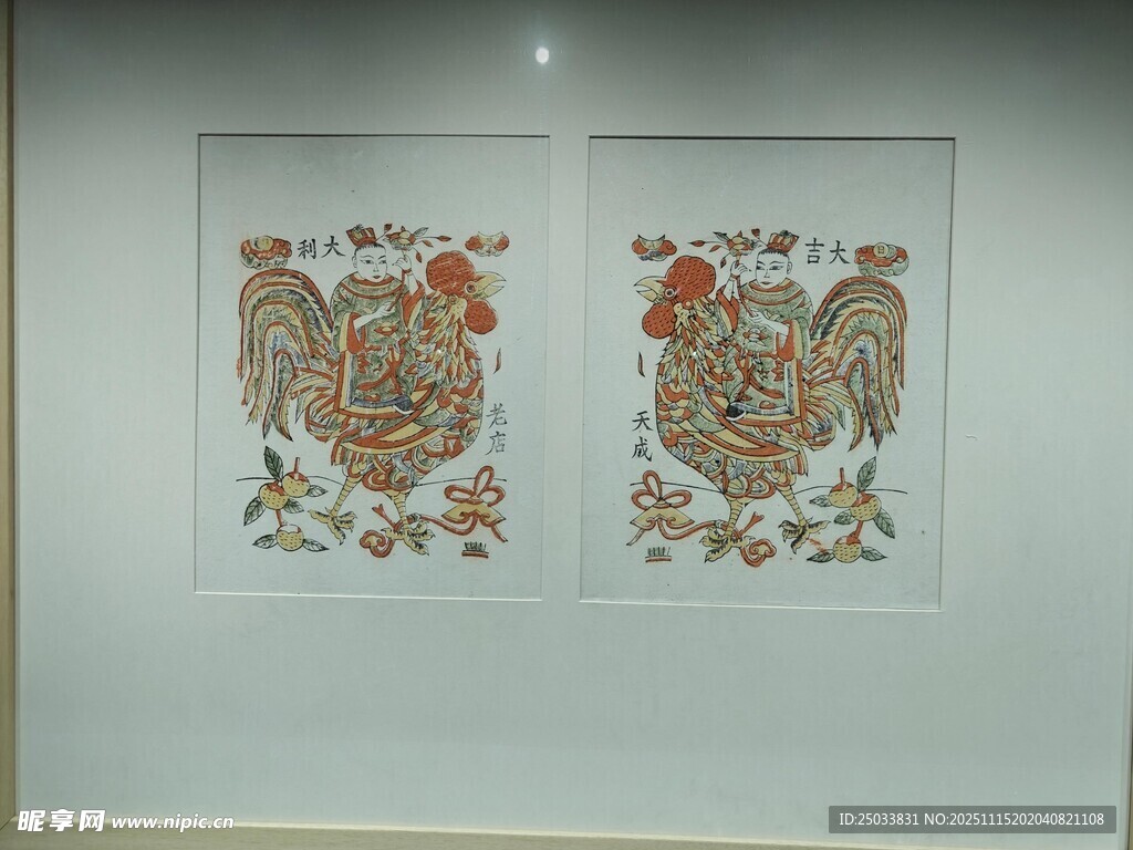 两幅公鸡装饰画展示