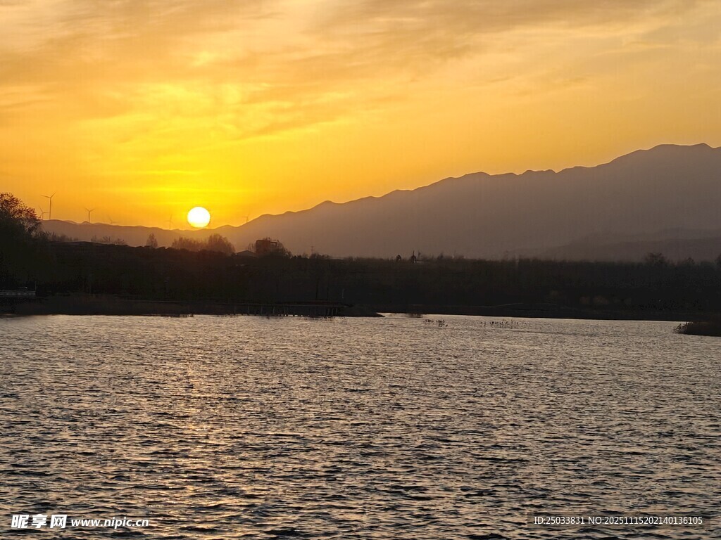 夕阳下的湖光山色美景