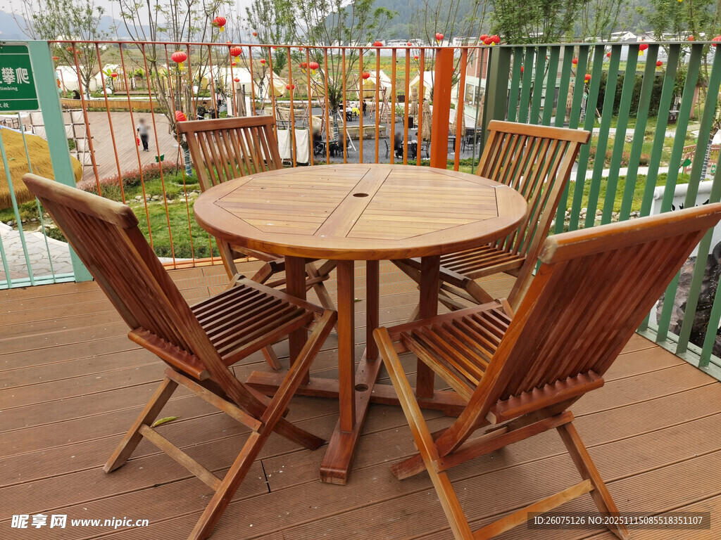 户外木质桌椅庭院休闲场景