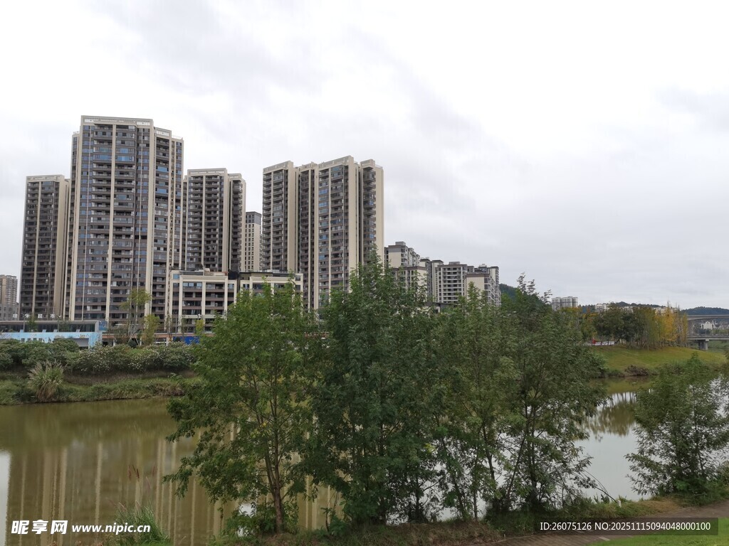 河畔林立的现代高层住宅