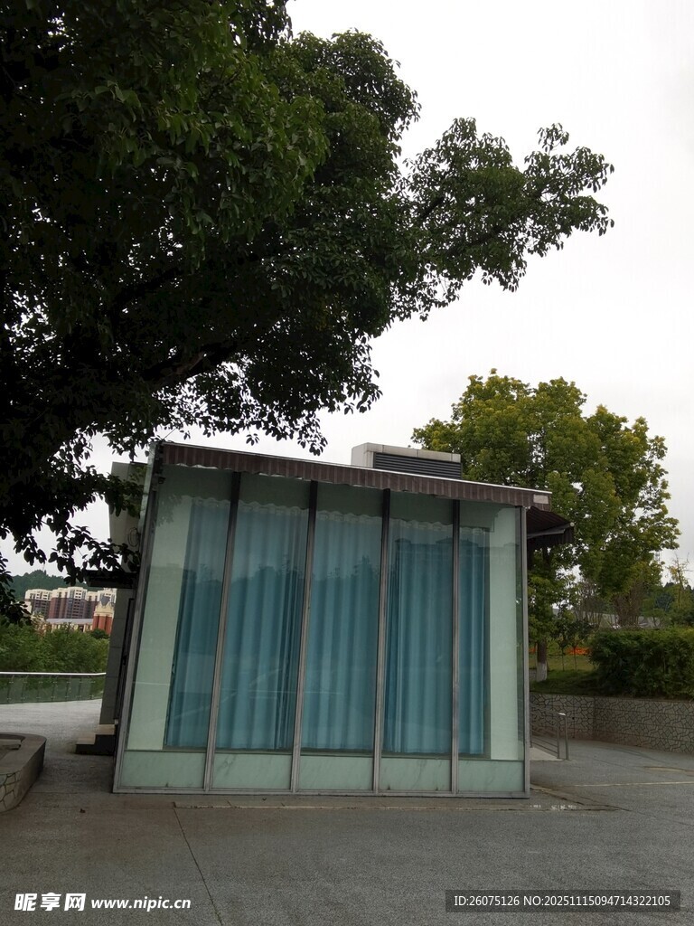 现代简约风格户外玻璃小屋