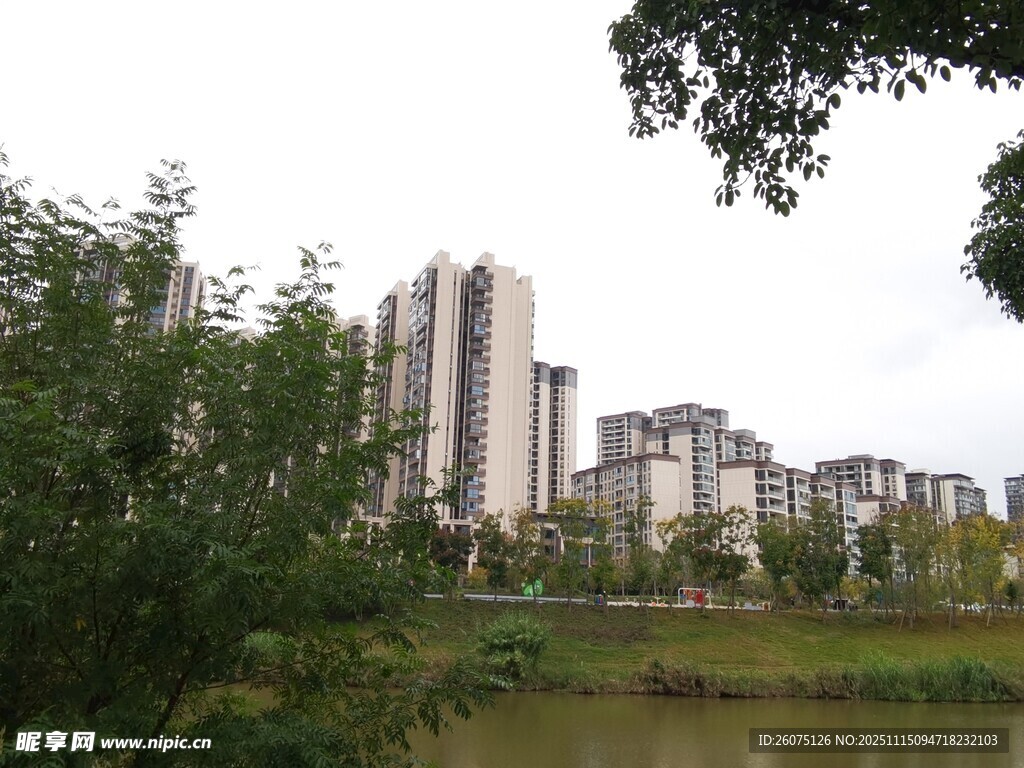 湖畔林立的现代高层住宅