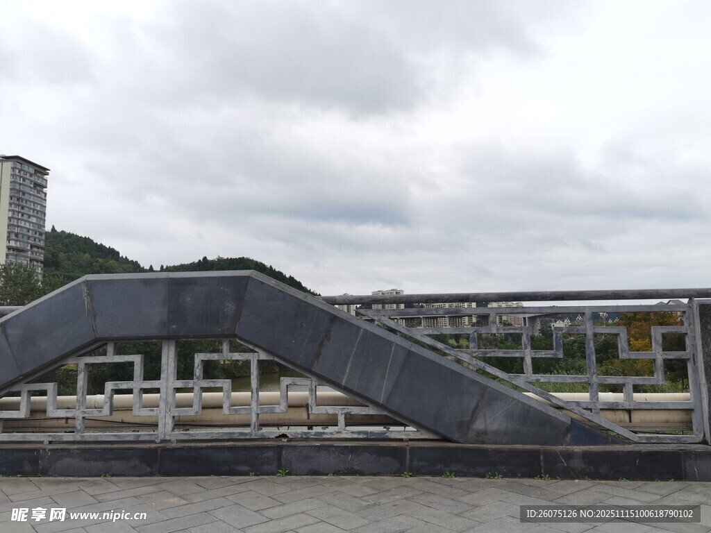 现代风格的户外桥梁建筑