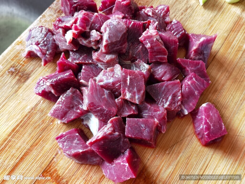 砧板上的紫红色肉块