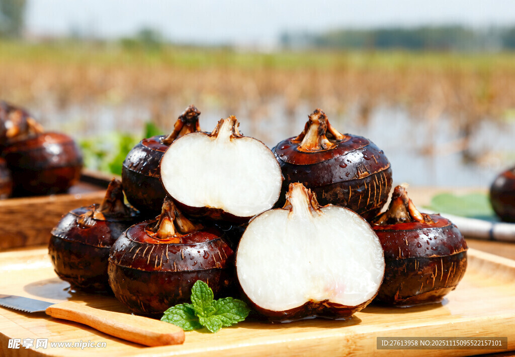 荸荠摆放在木盘上