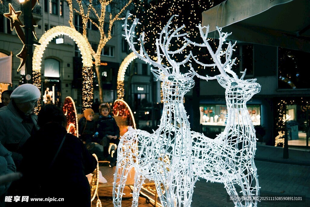 圣诞夜街头的发光驯鹿装饰