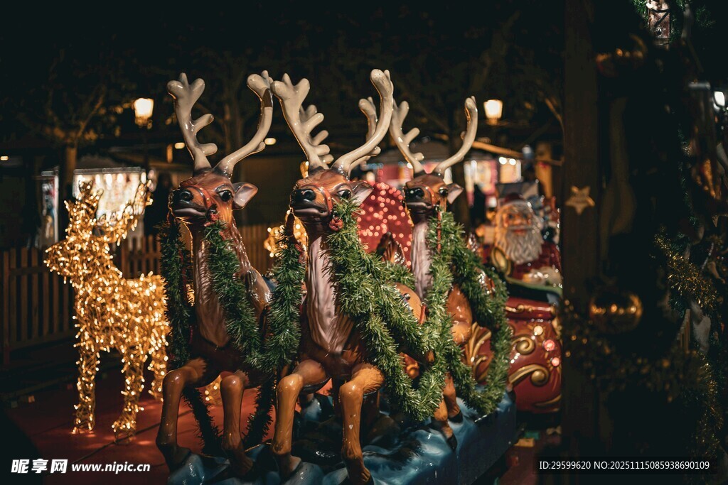 圣诞装扮人群坐雪橇场景