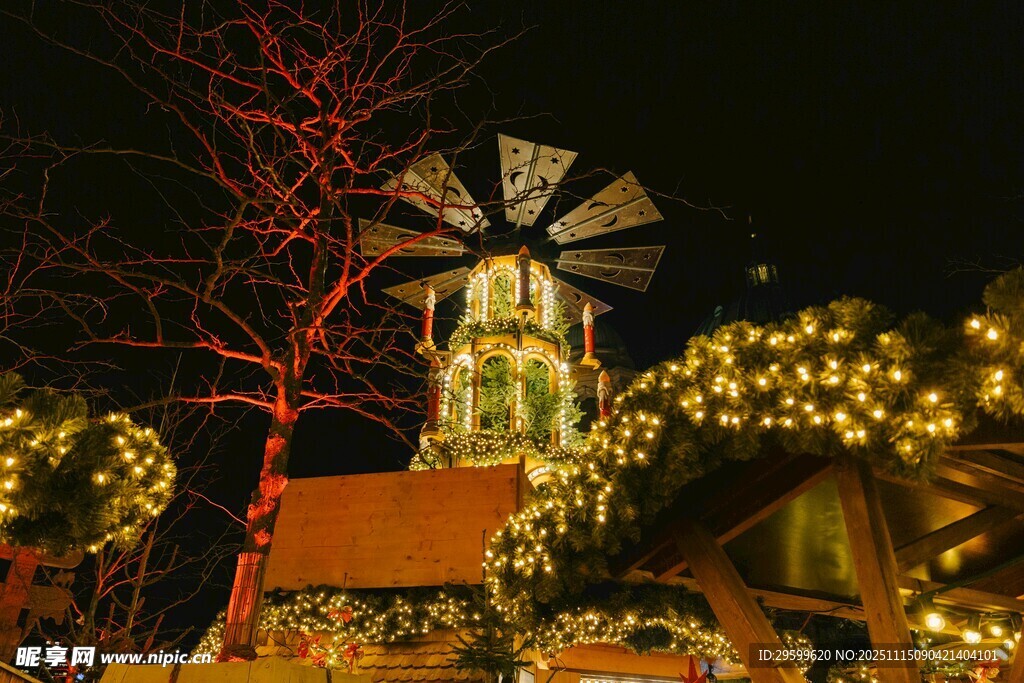 夜晚点亮的梦幻风车景观